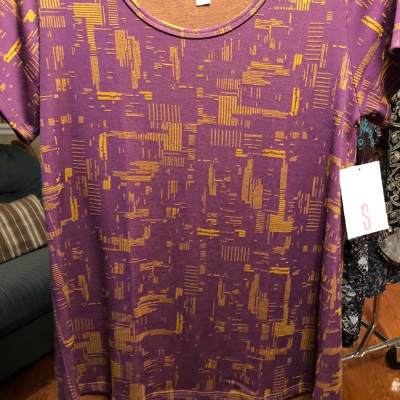 LuLaRoe Classic T - Picture 1 of 1